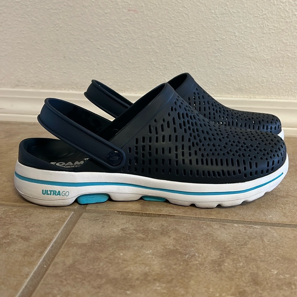 Sketchers Foamies Women’s Size 10 Navy Blue & White